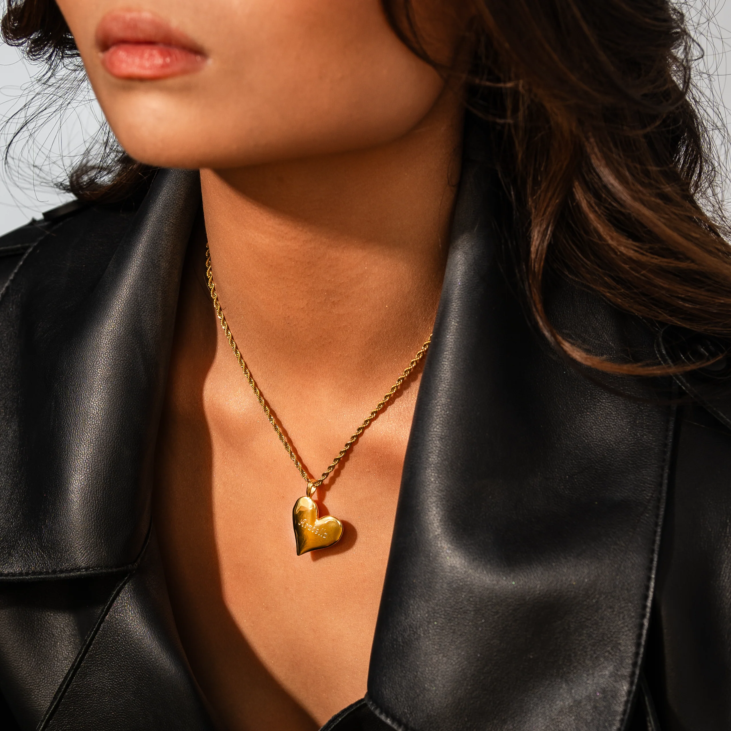 Amore Pendant Necklace & Céleste Earrings in Gold - Image 3