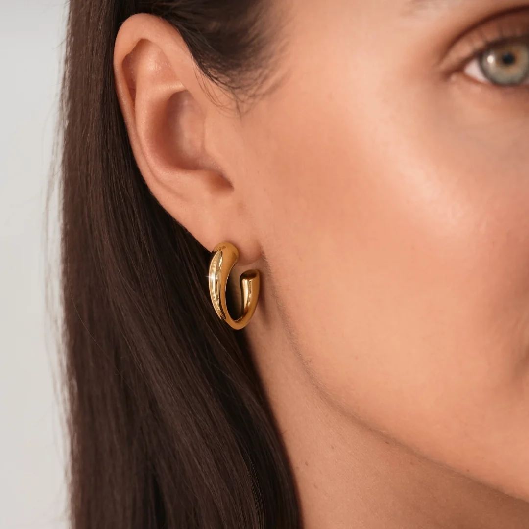 Bold Herringbone Necklace + FREE Céleste Hoop Earrings Gold - Image 7