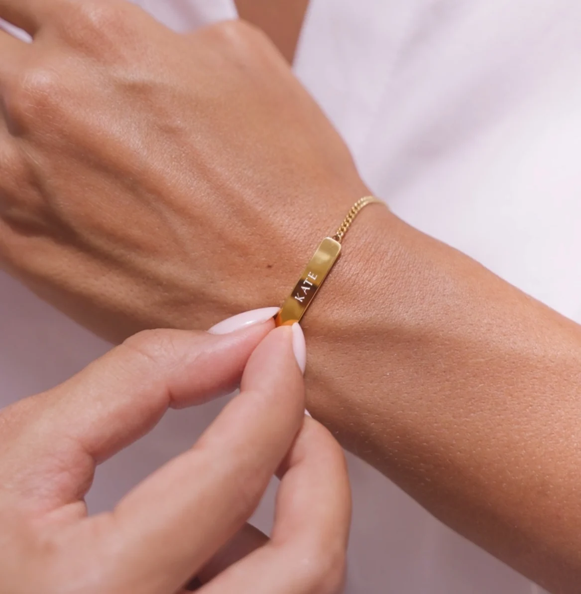 The Engraved Bracelet Gold - Image 5
