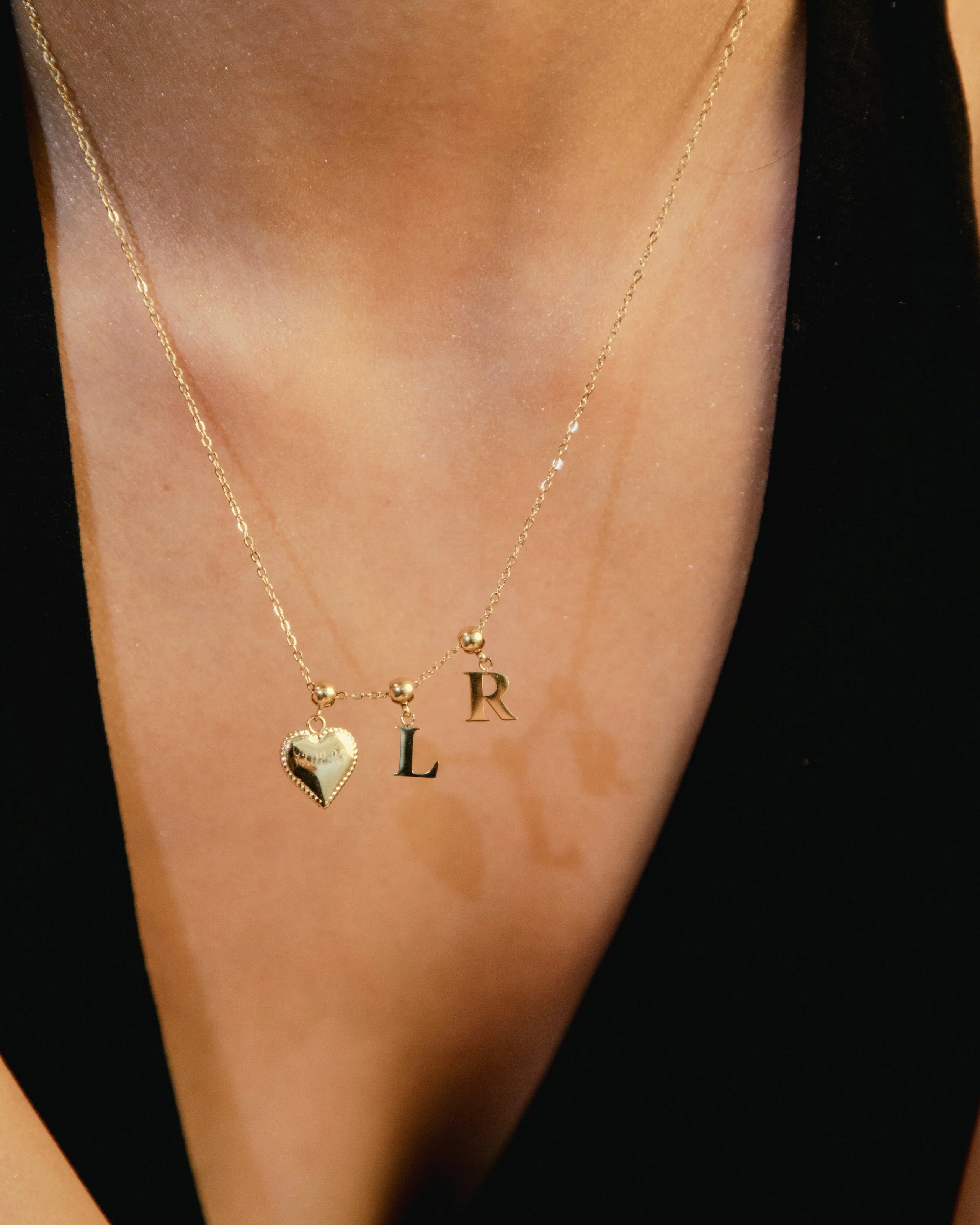 L Classic Initial Charm Gold - Image 5
