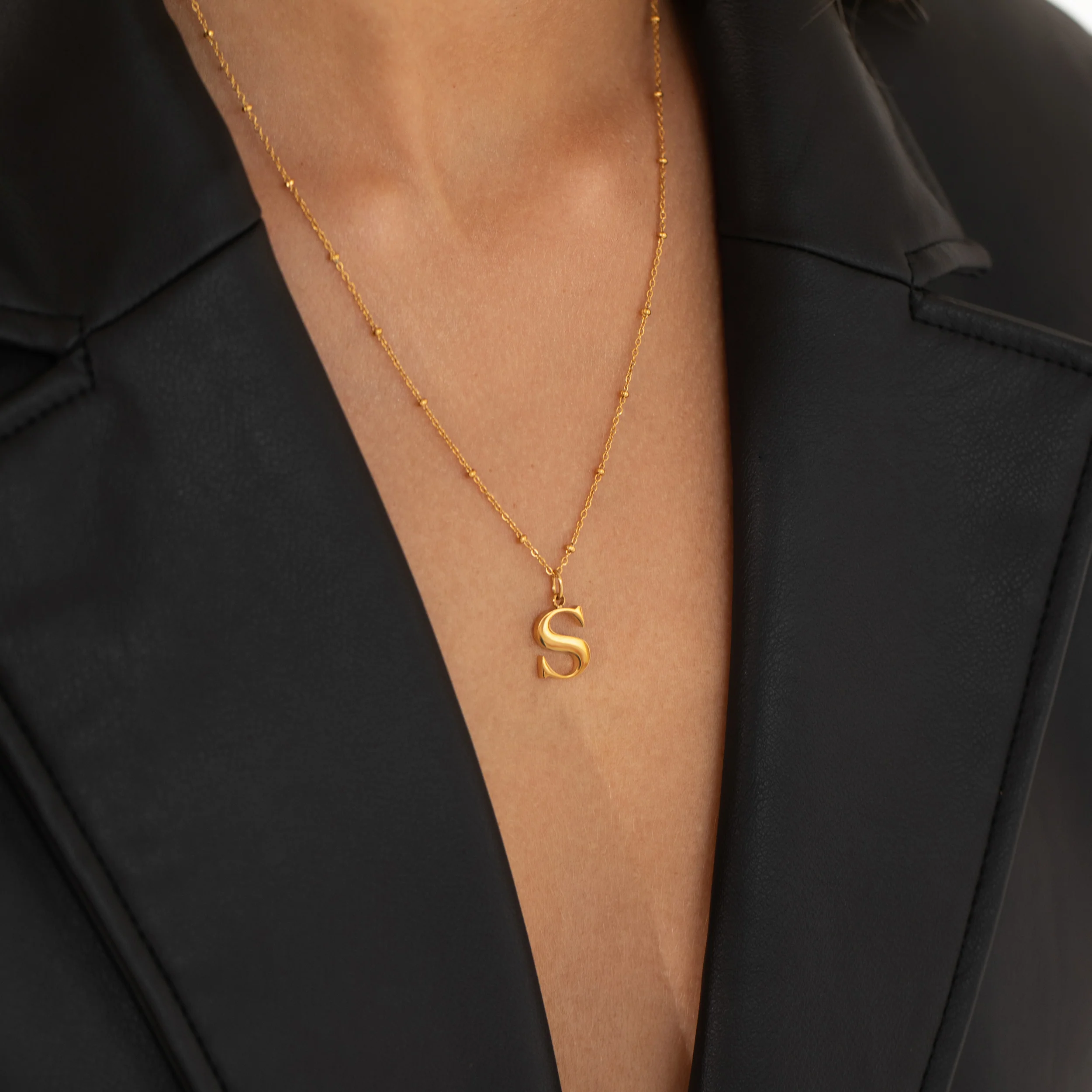 O Initial Necklace Gold - Image 4