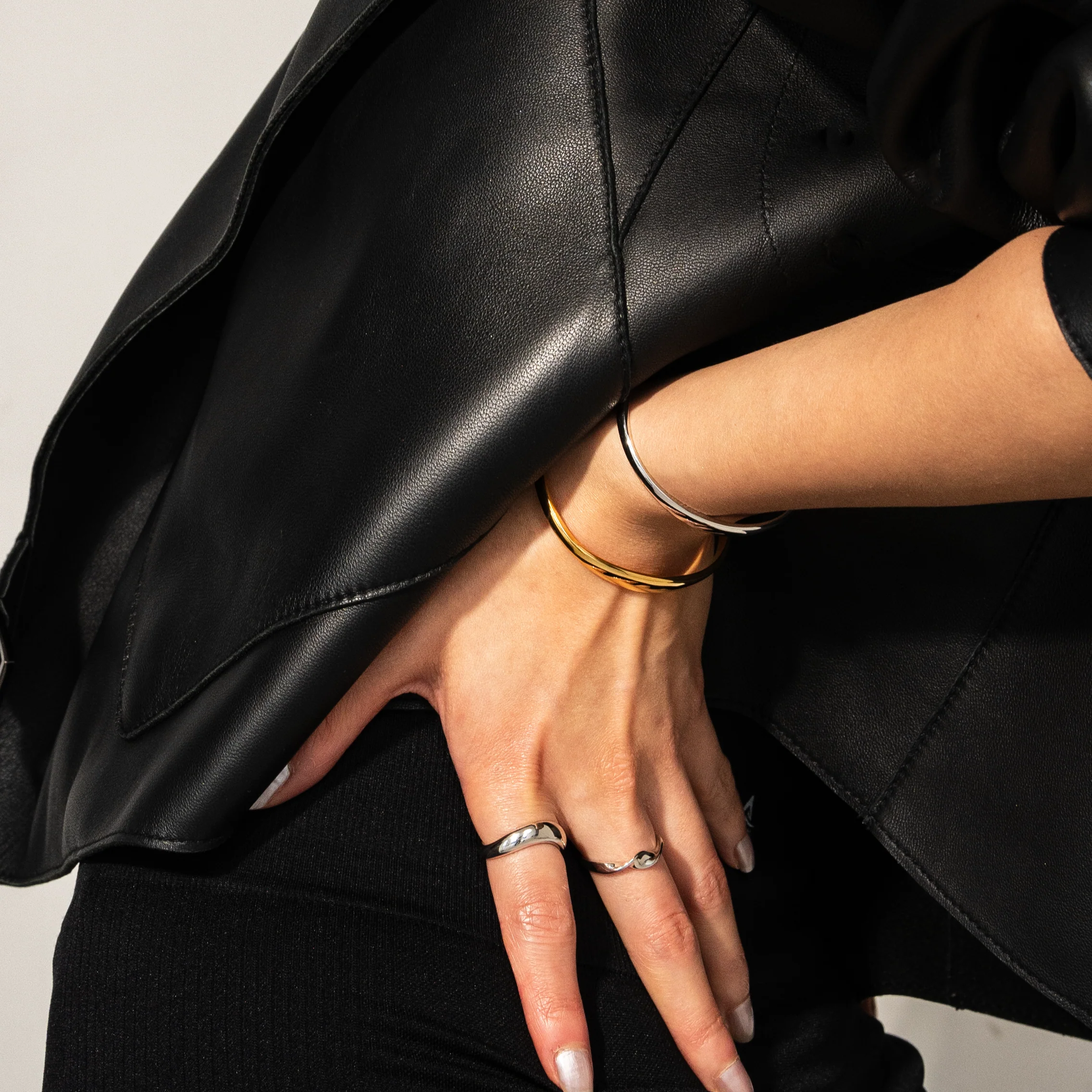 Essential Cuff Bracelet Gold - Image 4