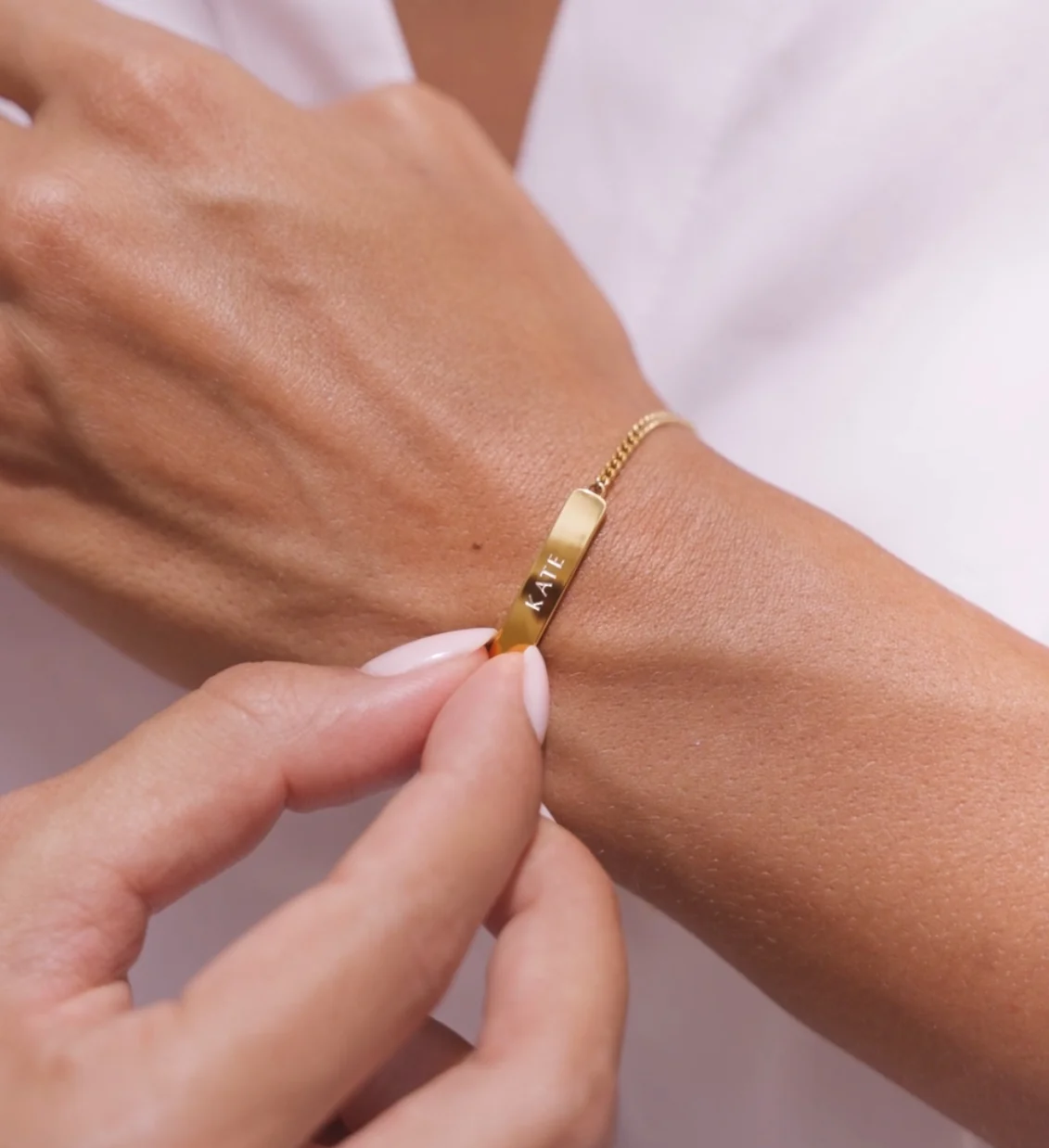 The Engraved Bracelet Gold - Image 3